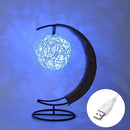 Abajur noturno para quem valoriza estilo rústico e quer um toque natural na decoração com estrutura de ferro e design trançado