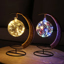 Abajur noturno para quem valoriza estilo rústico e quer um toque natural na decoração com estrutura de ferro e design trançado