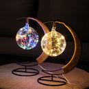 Abajur noturno para quem valoriza estilo rústico e quer um toque natural na decoração com estrutura de ferro e design trançado