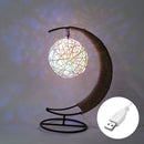 Abajur noturno para quem valoriza estilo rústico e quer um toque natural na decoração com estrutura de ferro e design trançado