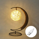 Abajur noturno para quem valoriza estilo rústico e quer um toque natural na decoração com estrutura de ferro e design trançado